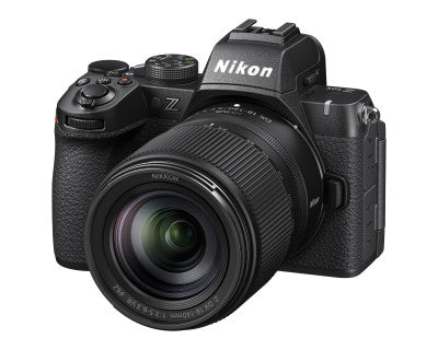 La Nikon Z50 II è una fotocamera mirrorless con sensore APS-C da 20.7 megapixels. La gamma di sensibilità, inclusa estensione, è 100 - 204800 ISO e può scattare a raffica di 11 FPS. Flash integrato con portata 7 metri.

Gira video in 4K (3840x2160p) 60fps